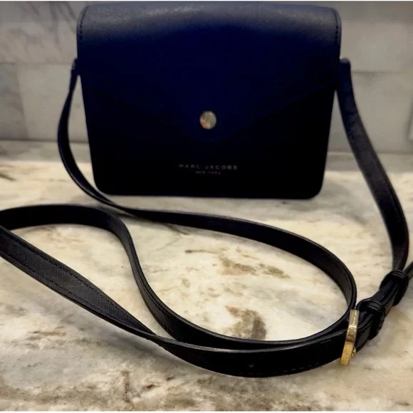 Marc Jacobs New York Black Saffiano Leather Gold Logo 7” Envelope Crossbody Bag - Picture 2 of 9